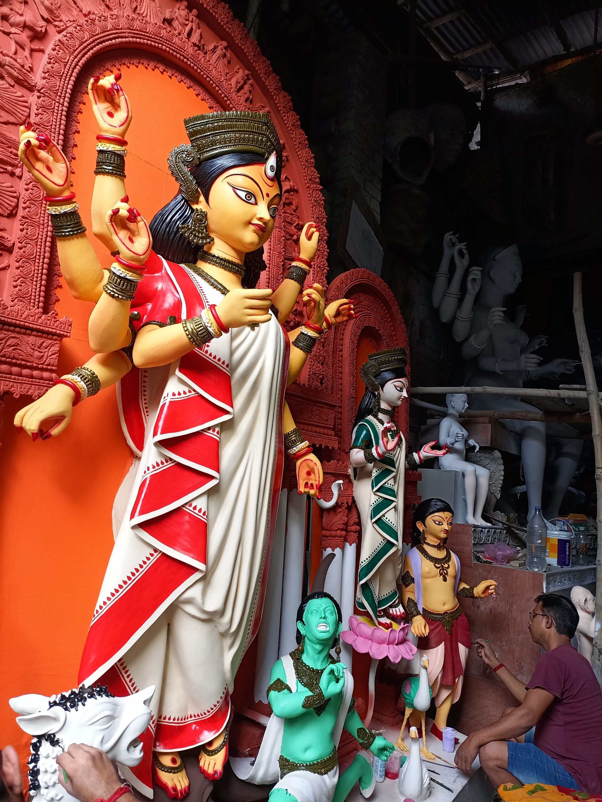 নির্মিয়মান দূর্গা মূর্তি শেষ পর্যায় , কুমারটুলি